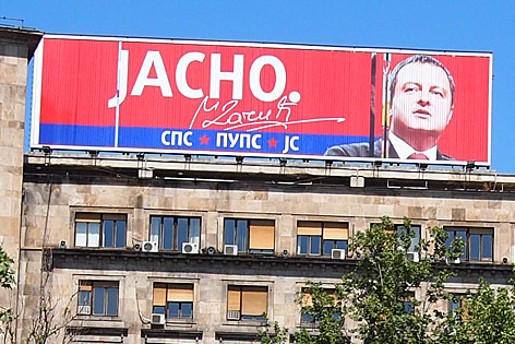 © ORF.at Wahlwerbung von Dacic auf einem Haus in Belgrad