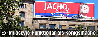 Wahlwerbung von Dacic auf einem Haus in Belgrad