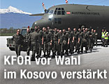 Österreichische KFOR-Soldaten kommen im Kosovo mit einem Flugzeug an