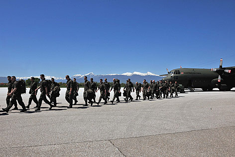 © AP/Visar Kryeziu Österreichische KFOR-Soldaten kommen im Kosovo mit einem Flugzeug an