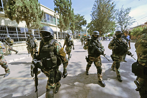 Soldaten umzingeln das TDE-Firmengelände in Bolivien