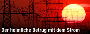 Hochspannungsleitungen bei Sonnenuntergang