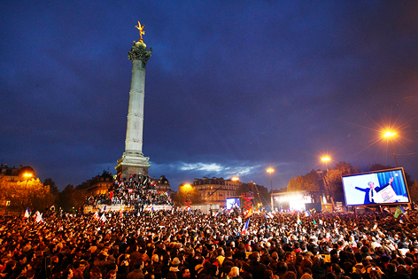© AP/Francois Mori Anhänger von Francois Hollande auf dem Platz der Bastille