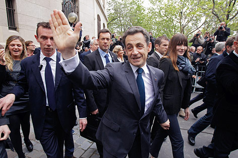 © dapd/AP/Michel Euler Frankreichs Ex-Präsident Nicolas Sarkozy mit Carla Bruni
