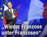 Frankreichs Ex-Präsident Nicolas Sarkozy greift sich mit der rechten Hand auf seine Brust