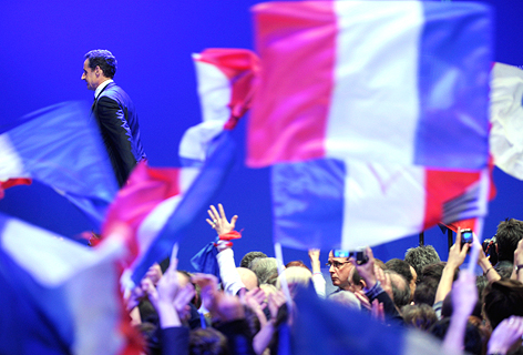 © APA/EPA/Christophe Karaba Frankreichs Ex-Präsident nicolas Sarkozy verlässt im Fahnenmeer das Rednerpult