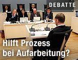 Anders Breivik Behring von hinten mit Blick auf die Richterbank