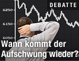 Mann sitzt vor einer Börsenkurve