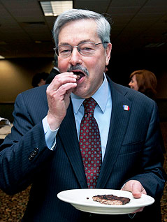 © AP/Nati Harnik Der Gouverneur von Iowa, Terry Branstad, beißt in ein Stück Fleisch