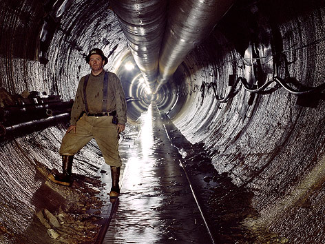 © AP/Gina LeVay, Courtesy of ClampArt Arbeiter in einem New Yorker Wassertunnel