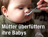 Baby wird gef&uuml;ttert