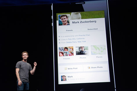 © AP/Paul Sakuma Mark Zuckerberg zeigt seine Facebook-Seite auf einem Smartphone