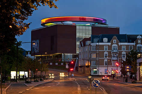 © Aahrhus Media Center/Ole Hein Pedersen Blick auf das Museum Moderner Kunst in Aarhus und dem Regenbogenaufsatz von Olafur Eliasson