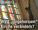 Kirchenfenster und Jesuskreuz