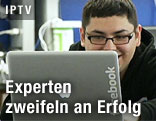 Mitarbeiter von Facebook arbeitet an einem Laptop