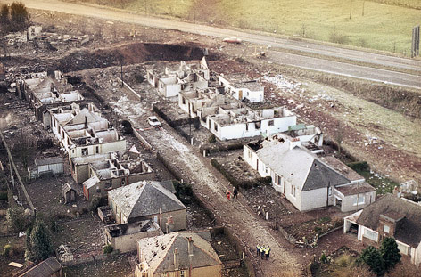 Luftaufnahme der zerstörten Stadt Lockerbie im Jahr 1988