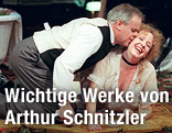Bühnenfoto von einer Aufführung des Stücks "Reigen" von Arthur Schnitzler