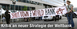 Demonstranten halten ein Transparent mit der Aufschrift "Shut down the World Bank"