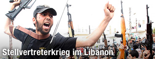 Mann mit Waffe bei einem Begräbnis im Libanon