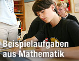 Sch&uuml;ler schreibt in Heft