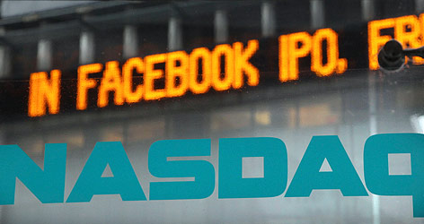 © AP/Seth Wenig Ticker mit dem Wort Facebook auf dem NASDAQ-Gebäude