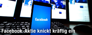Notebookbildschirme und Tablet mit Facebook-Logos