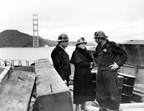 © AP U.S. Secretary of Labor Frances Perkins bei einer Inspektion der Golden Gate Bridge Baustelle, 1935