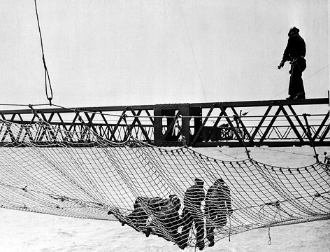 © AP Arbeiter befestigen ein Sicherheitsnetz an der Golden Gate Bridge
