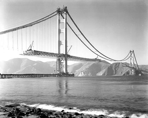© From the holdings of the Golden Gate Bridge, Highway and Transportation District, ww.goldengate.org Am 18. November 1936 wurden die zwei Hauptteile der Brücke in der Mitte zusammengeführt