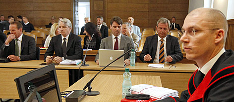 © APA/Gert Eggenberger Die Ex-Manager der Hypo Alpe-Adria-Bank Günter Striedinger und Wolfgang Kulterer, Steuerberater Hermann Gabriel, Rechtsanwalt Gerhard Kucher und Staatsanwalt Robert Riffel