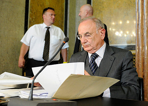 © APA/Helmut Fohringer Ex-Justizminister Böhmdofer liest in Unterlagen
