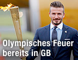 David Beckham hält die olmpische Fackel