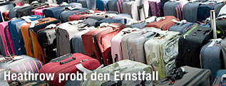Unzählige Koffer stehen in einer Halle im Flughafen Heathrow