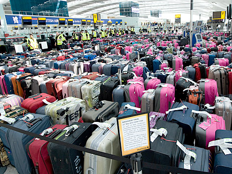 © AP/BAA Unzählige Koffer stehen in einer Halle im Flughafen Heathrow