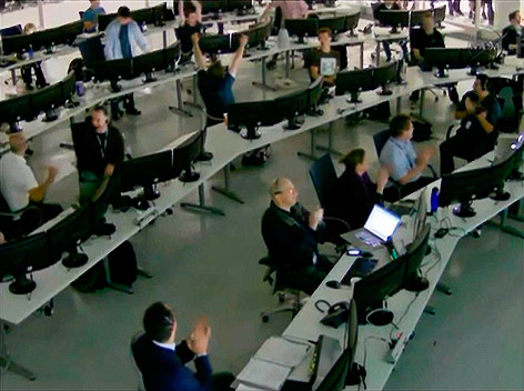 © Reuters/NASA Mitarbeiter der NASA klatschen Beifall zu der gelungenen Mission