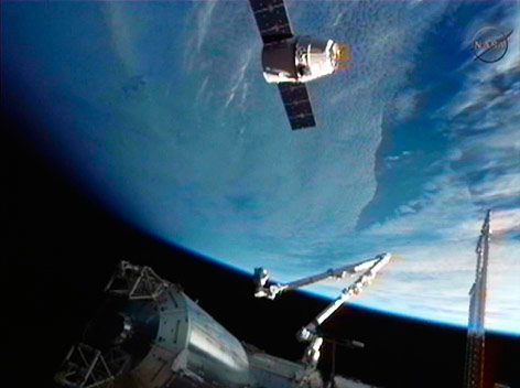 © Reuters/NASA Der Raumtransporter „Dragon“ nähert sich der Internationalen Raumstation (ISS)