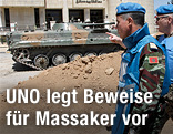 UNO-Beobachter vor Panzer