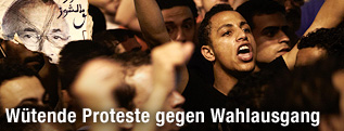 Protestierende Menschen am Tahrir-Platz in Kairo