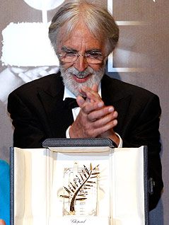 © Reuters/Jean-Paul Pelissier Regisseur Michael Haneke blickt lächelnd auf die Goldene Palme von Cannes