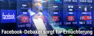 Facebook-Logo auf einem Bildschirm im NASDAQ-Hauptquartier am Times Square, New York