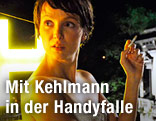 Julia Koschitz in gelbem Neonlicht