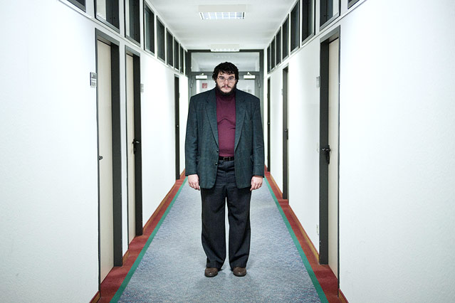 © Filmverleih/Little Shark/Martin Menke Mollwitt (Axel Ranisch) steht einsam in einem Hotelkorridor