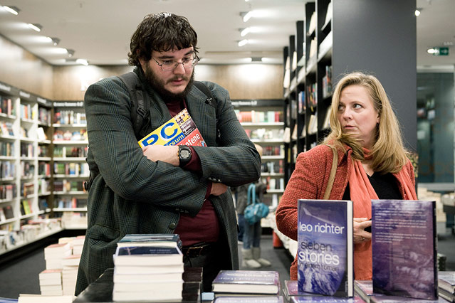 © Filmverleih/Little Shark/Martin Menke Schriftstellerin Maria Rubinstein (Gabriela Maria Schmeide) und Mollwitt (Axel Ranisch) treffen zufällig in einer Buchhandlung aufeinander