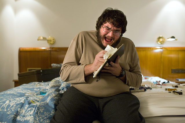 © Filmverleih/Little Shark/Martin Menke Mollwitt (Axel Ranisch) sitzt auf einem Hotelbett und zerlegt ein Manuskript
