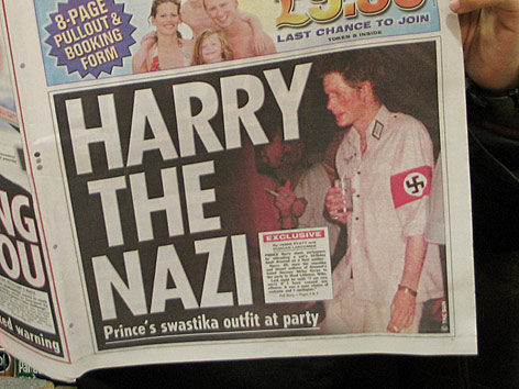 © Reuters/David Loh Prinz Harry in Nazi-Uniform auf der Titelseite einer englischen Tageszeitung