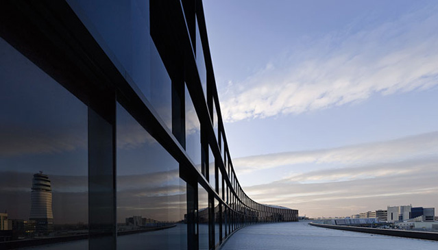 © Flughafen Wien AG/Roman Bönsch Vorplatz, Flughafen Wien AG, Skylink Fassade und Tower am 25.11.2008