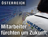 Mitarbeiterin von Schlecker steht in einer Filiale