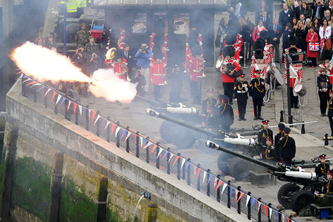 © Reuters/Paul Hackett Kanonenfeuer zu Ehren der Queen