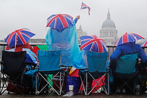 © Reuters/Luke MacGregor Queen Fans trotzen dem Regen