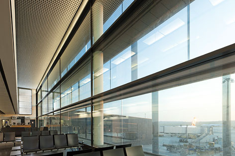 © Flughafen Wien AG/Roman Bönsch Skylink, Flughafen Wien AG, Pier Süd Fensterfront